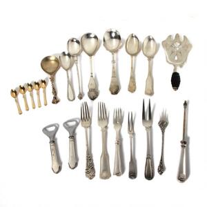 Samling diverse bestik og serveringsdele af sølv. Vægt ekskl. dele med stål 870 gr. 21 Derudover osteskærer af pletsølv.