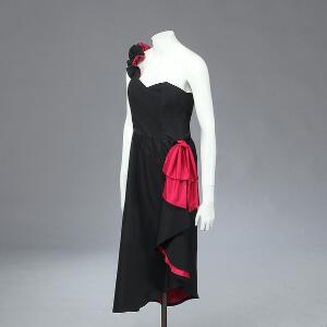 Sort vintage kjole med pink sløjfe og foer samt enkelt strop. Str. 38.