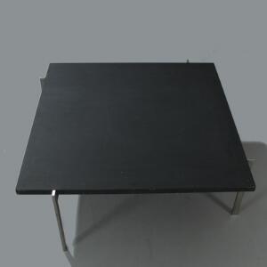 Poul Kjærholm PK61. Kvadratisk sofabord med stel af børstet stål. Top af sort skifer. Udført og mærket hos Fritz Hansen, 2005.