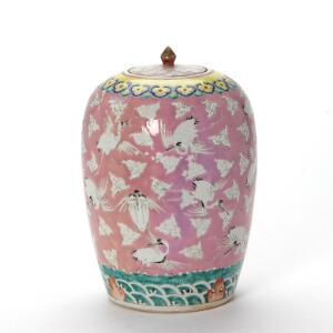 Stor lågkrukke dekoreret i lyserød glasur og med traner. Daoguang-periode. Lågknop pålimet