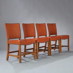 Kaare Klint Den røde stol. Sæt på fire spisestole med stel af mahogni. Sæde samt ryg betrukket med brunt messingsømbeslået skind. 4