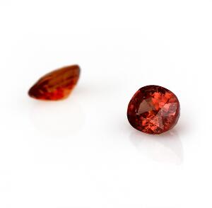 To uindfattede facetslebne zirkoner på i alt ca. 6.34 ct. 2
