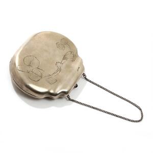 Russisk pung af sølv, prydet med bladværk, lås prydet med cabochonsleben ametyst. Mester Konstantin Scvortsov, Moskva. Ca. 1900.