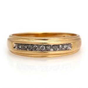Diamantring af 10 kt. guld prydet med brillantslebne diamanter. Str. 63. Ca. 2000.