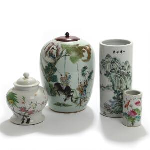 Større og mindre orientalsk vase samt to bojaner af porcelæn, dekoreret i farver med landskab, fugle og blomster. 19.-20. årh. H. 12-30. 4