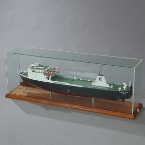 Merchant Valiant skipsmodel af metal og plast. Montre L. 128 cm. H. 48 cm. D. 30 cm.