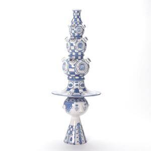 Bjørn Wiinblad Firedelt blomsteropsats af lertøj modelleret i form af kvindeskikkelse, dekoreret med lys underglasur og motiver i blåt. H. 63.