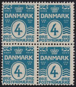 1905. Bølgel. 4 øre, blå. Postfrisk fireblok pos. 39-4049-50 med 3 varianter i pos. 39, pos. 40 og pos. 50. Meget sjælden blok