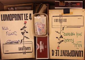 Hele Verden. Stor kasse med løse mærker i poser og små æsker, vaskede danske mærker fra 1960-70ern, lidt bundter, nogle postkort, Fluor-lampe til EL osv.