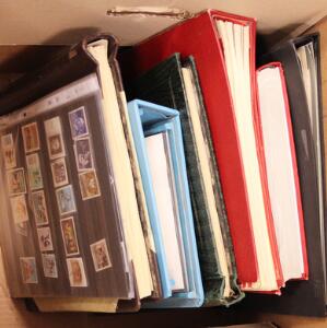 Kasse. Med 6 albums, bl.a. ældre amling Tjekkoslovakiet.
