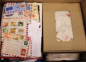 Breve og Postkort. Større parti i 2 flyttekasser med bl.a. masser af breve fra hele verden incl. Kina, mange danske FDC, Grønland incl. 4-blokke m.m.