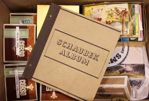 Flyttekasser. Parti i 2 store flyttekasser med breve og postkort, danmark kartotek i 3 labge kartotekskasser, gammelt Schaubek-album m.m.