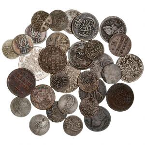 Samling af skillingsmønter fra bl.a. Christian V, Frederik IV, Christian V og Christian VII, i alt 31 stk. i varierende kvalitet