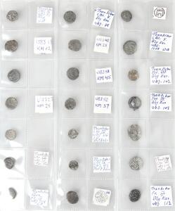 Trankebar, samling af bly kas mønter fra diverse konger, i alt 34 stk. i varierende kvalitet med enkelte bedre iblandt - små sedler med UBJ numre medfølger