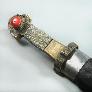 Lille tibetansk sværd  med greb  omviklet med rokkeskind i skede. 1