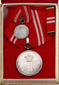25 års fortjensttegn for god tjeneste i forsvarets reserve i oriignal æske me tilhørende miniature, LS 6-047