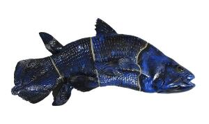 Jeanne Grut Blå Fisk, vægrelief af blåglaseret fajance. Stemplet hos Royal Copenhagen. Kgl. P. L. 105.