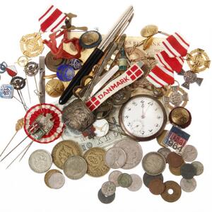 Samling div. mønter, emblemer, tegn, mærker etc. især Danmark, flere Ag, gl. lommeur, fyldepen etc.