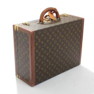 Louis Vuitton Cotteville. Kuffert af monogramkanvas med forstærkede kanter, håndtag og id-holder af patineret kernelæder. H. 33. L. 43. B. 17.