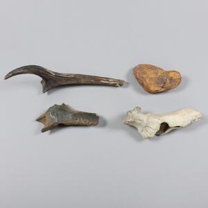 To øksehoveder af tak, en tak og en ravklump. 4