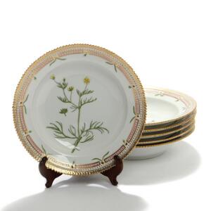 Flora Danica. Et sæt på seks dybe tallerkener af porcelæn, Kgl. P., dekoreret i farver og guld med blomster. Nr. 3546. Diam. 22. 6
