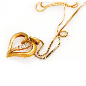 Diamantvedhæng og kæde af 18 kt. guld prydet med brillantslebne diamanter. L. 2,2 og 43 cm. Ca. 1990.