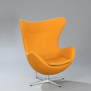 Arne Jacobsen Ægget. Hvilestol med vippebeslag. Sider, ryg samt løs hynde i sæde betrukket med gult stof.