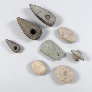 4 grønstensøkser, fragment af stridsøkse, sten med skåltegn, sten med rille samt en ildslagningssten. 8