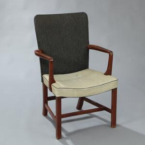 Kaare Klint Nørrevold. Armstol med stel af mahogni. Sæde betrukket med lys uld, ryg med grånistret uld, sorte skindkedder.
