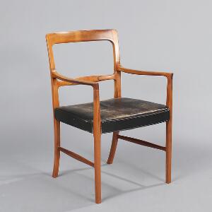 Ole Wanscher Armstol af palisander, sæde med patineret, sort skind. Udført hos snedkermester A. J. Iversen, København.