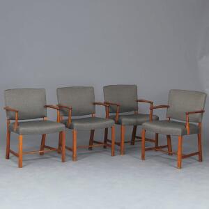 Ejner Larsen  Aksel Bender Madsen Sæt på fire armstole med stel af teak. Sæde samt ryg betrukket med mønstret gråsort uld. 4