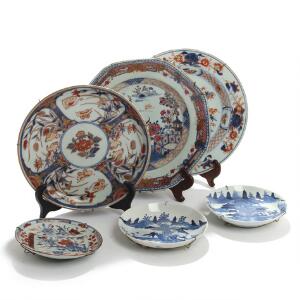Tre Imari og én Famille Rose tallerkenen af porcelæn samt to kinesiske tallerkener. 19.-20. årh. Diam. 13,5-23. 6