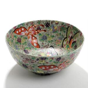 Kinesisk skål af porcelæn, rigt dekoreret i emaljefarver med sommerfulge og blomster. Mærket. 20. årh. H. 16. Diam. 34.