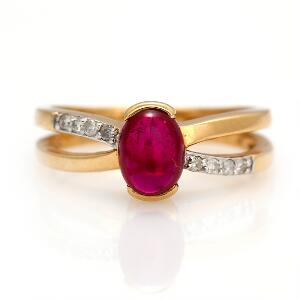 Diamantring prydet med brilliantslebne diamanter og cabochonslebet rød smykkesten. Str. 58.