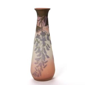 Emile Gallé Vase af rosa matteret glas med overfang af lilla og grønt glas i form af blade. Sign. Gallé. H. 40,2.