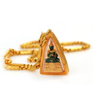 Kæde af 18 kt. guld med vedhæng i form af grøn thai buddha. L. ca. 65 cm. Vægt 43 g.