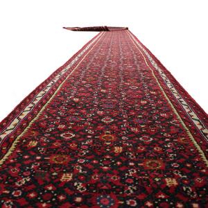 Hosseinabad løber, prydet med gentagelsesmønster på rød bund. Persien. 20. årh.s slutning. 1085 x 72.