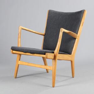 Hans J. Wegner AP 16. Lænestol af egetræ, løs hynde og ryg med koksgråt uld. Udført hos A.P. Stolen.