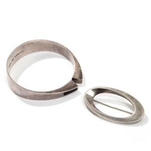 Hans Hansen Armring prydet med sort emalje og broche af sterlingsølv, dessin 115 og 201E. Broche L. 5,7. Armring indvendig 6,5 x 6. 2