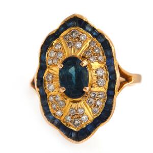 Safir- og diamantring af 14 kt. guld prydet med facetslebne safirer og brillantslebne diamanter. Str. 58,5. Ca. 1990.