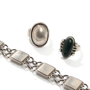 Harald Nielsen m.fl. Leddelt armbånd og to ringe af sølv og sterlingsølv. Georg Jensen 1933-44. Armbånd L. 18,5. Ringstr. 53. 3