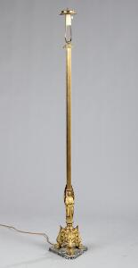 Standerlampe af bronze med kanneleret stamme, støbt med engel og ornamentik på base af broget marmor. 20. årh. H. inkl. montering 170.