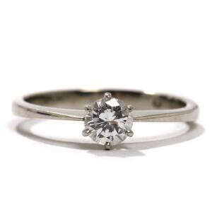 Solitaire diamantring af 18 kt. hvidguld, prydet med brillantsleben diamant på ca. 0,45 ct. Str. 55. Æske medfølger.