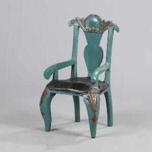 Regence barnestol af bemalet træ, udskåret med musling og blomster, sæde monteret med sort skind. 18. årh.