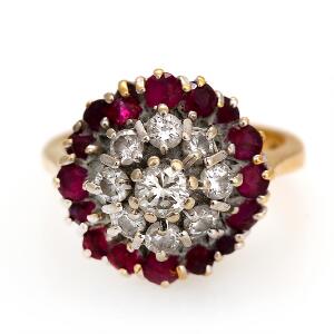 Rubin- og diamantring af 18 kt. guld- og hvidguld prydet med talrige brillantslebne diamanter omkranset af facetslebne rubiner. Str. 51.