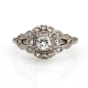 Diamantring af 18 kt. hvidguld prydet med enkelt- og brillantslebne diamanter med ældre slibning. Str. 50. Ca. 1910-20.