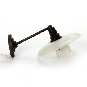 Poul Henningsen PH-21. Væglampet med skrå arm, fatningshus af brun bakelit, over- og underskæm af matglas. Model 2721.