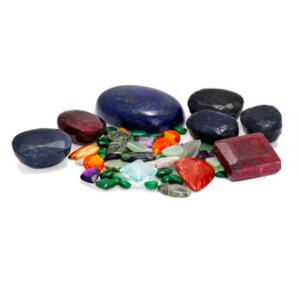 Samling af uindfattede smykkesten bestående af lapis lazuli, rubiner, safirer, citriner, ametyster, topas, og forskellige agater. Ca. 2013. 100