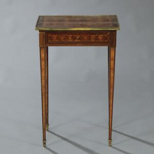 Lille fransk arbejdsbord med parketteri i mahogni og palisander, såkaldt Table à ecrire. Louis XVI stil, 18.19. årh. H. 73. B. 48. D. 37.