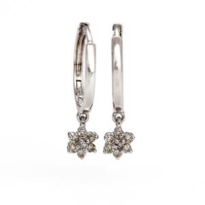 Et par diamantørestikker af 14 kt. hvidguld hver prydet med brillantslebne diamanter. L. ca. 2 cm. 2